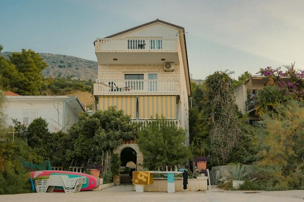 Hoe beïnvloedt locatie de populariteit van vakantieverhuur?